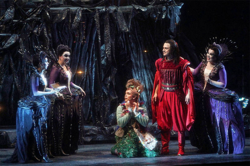 Boris Stepanov as Tamino at Mariinsky Theatre. Papageno — Yaroslav Petryanik, the Dames — Svetlana Karpova, Anna Knyazeva, Ekaterina Latysheva. Photo: mariinsky.ru